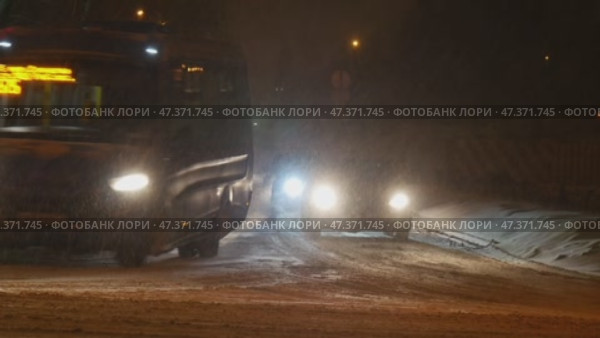 Сильный снегопад ночью в городе. Редакционное видео, видеограф Семён Прудий / Фотобанк Лори