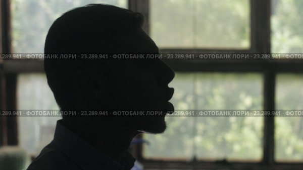 Силуэт кричащего мужчины. Стоковое видео, видеограф Александр Багно / Фотобанк Лори