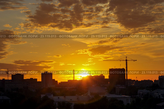Силуэты башенного крана и домов на закате. Стоковое фото, фотограф Роман Коротков / Фотобанк Лори