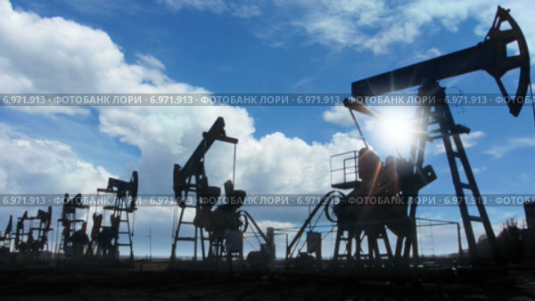 Силуэты нефтяных вышек. Стоковое видео, видеограф Михаил Коханчиков / Фотобанк Лори