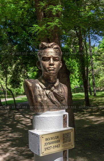 Симферополь. Бюст Володи Дубинина (1930-1942). Аллея пионеров-героев (Отреставрированный) (2022 год). Редакционное фото, фотограф Кирилл Репневский / Фотобанк Лори