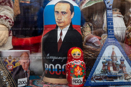 Символы России - матрешка, балалайка и изображение президента Путина на прилавке сувенирного магазина на Тверской улице в центре города Москвы, Россия (2019 год). Редакционное фото, фотограф Николай Винокуров / Фотобанк Лори
