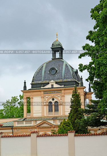 Синагога еврейской части Ольшанского кладбища в Праге (2014 год). Стоковое фото, фотограф Ирина Борсученко / Фотобанк Лори