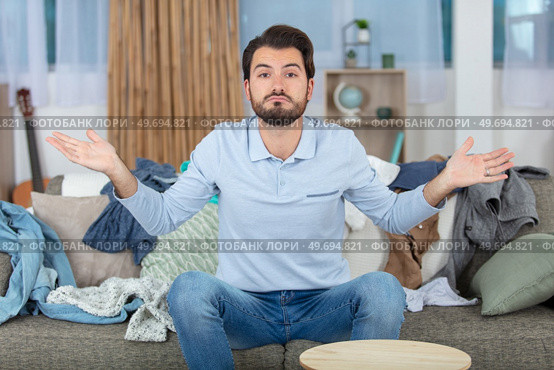 single father overwhelmed with household chores. Стоковое фото, агентство Ingram Publishing / Фотобанк Лори
