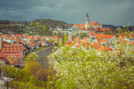 Sityscape of Cesky Krumlov in spring. Bohemia, Czech Republic. Редакционное фото, фотограф Сергей Цепек / Фотобанк Лори