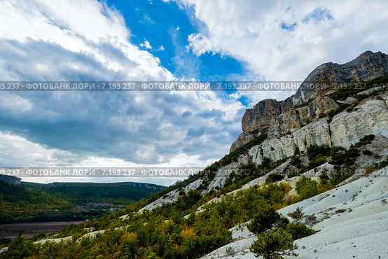 Скалы над долиною в Крыму. Стоковое фото, фотограф Владимир Финошкин / Фотобанк Лори