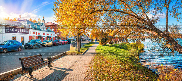 Скамейка на набережной в Плёсе. Bench on the embankment  in the city of Plyos (2019 год). Редакционное фото, фотограф Baturina Yuliya / Фотобанк Лори