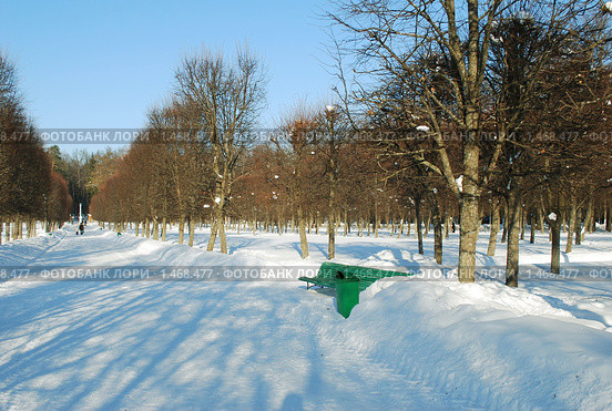 Скамейка в парке музея-усадьбы "Архангельское" (2010 год). Редакционное фото, фотограф Глазков Владимир / Фотобанк Лори