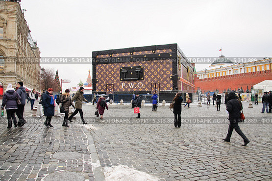 Скандальный павильон-чемодан Louis Vuitton на Красной площади (2013 год). Редакционное фото, фотограф Алёшина Оксана / Фотобанк Лори