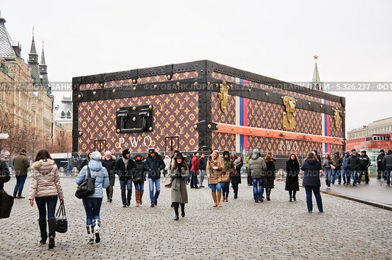 Скандальный павильон-чемодан с логотипом модного дома Louis Vuitton ("Луи Виттон") на Красной площади (2013 год). Редакционное фото, фотограф Алёшина Оксана / Фотобанк Лори