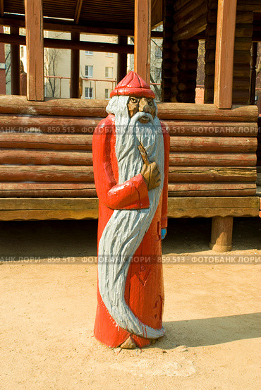 Сказочная детская площадка. Деревянная фигура. (2009 год). Редакционное фото, фотограф Олег Тыщенко / Фотобанк Лори