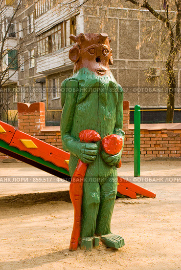 Сказочная детская площадка. Деревянная фигура лешего (2009 год). Редакционное фото, фотограф Олег Тыщенко / Фотобанк Лори