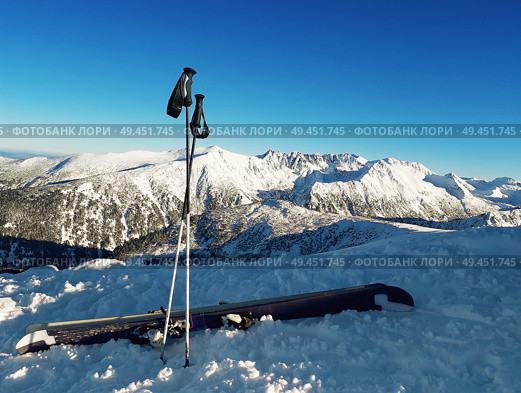 Ski equipment on the top of Todorka peak with a view to snow covered Pirin Mountains. Стоковое фото, агентство Ingram Publishing / Фотобанк Лори