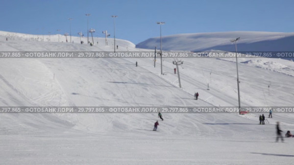 Ski resort in Khibiny. Skiers and snowboarders ascend on the ski lift and go down the slope (2016 год). Редакционное видео, видеограф Юлия Бабкина / Фотобанк Лори