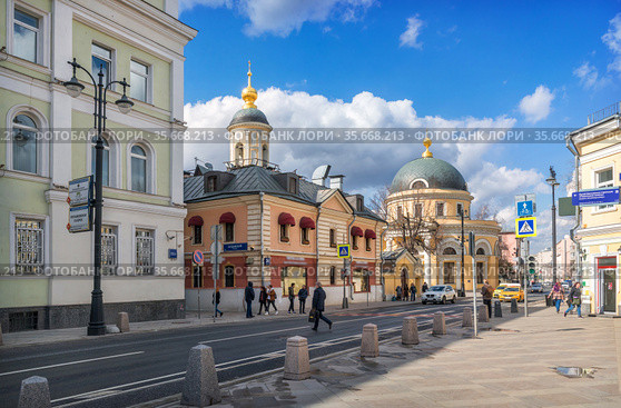 Скорбященская церковь и здание кафе на улице Большая Ордынка в Москве (2021 год). Стоковое фото, фотограф Baturina Yuliya / Фотобанк Лори