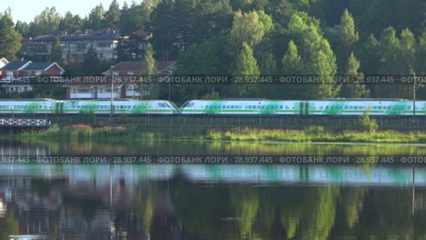 Скоростной поезд Sm3 «Pendolino» проходит по берегу озера Ванаявеси. Хямеэнлинна, Финляндия (2018 год). Редакционное видео, видеограф Виктор Карасев / Фотобанк Лори