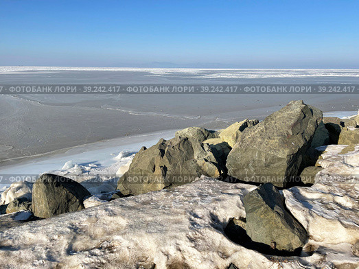 Скованный льдом Амурский залив Японского моря. Россия, Владивосток (2022 год). Стоковое фото, фотограф Овчинникова Ирина / Фотобанк Лори