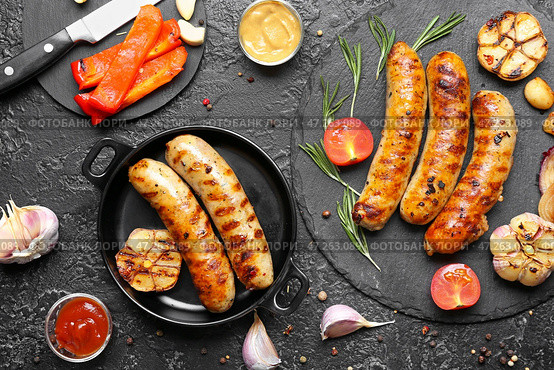 Сковорода с вкусными колбасками на гриле и овощами. Стоковое фото, фотограф Pixel_shot / Фотобанк Лори