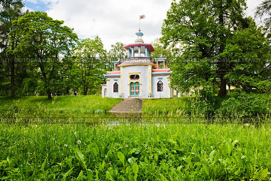 Скрипучая беседка (Китайская беседка). Летний день. Екатерининский парк. Музей-заповедник Царское Село. Пушкин. Санкт-Петербург (2024 год). Редакционное фото, фотограф E. O. / Фотобанк Лори