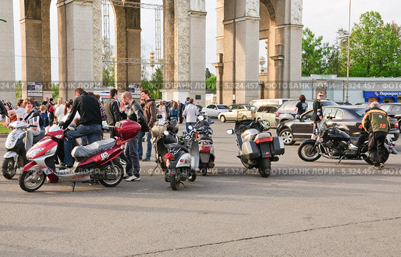 Скутеристы и скутеры перед входом на ВВЦ (ВДНХ) (2012 год). Редакционное фото, фотограф Алёшина Оксана / Фотобанк Лори