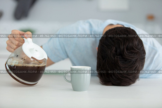 sleepy man with a cup of coffee. Стоковое фото, агентство Ingram Publishing / Фотобанк Лори