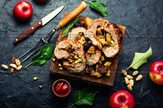 Sliced meatloaf with apples, dates and pistachios on cutting board. Baked lean meat.. Meatloaf with dates and apples. Стоковое фото, агентство Ingram Publishing / Фотобанк Лори