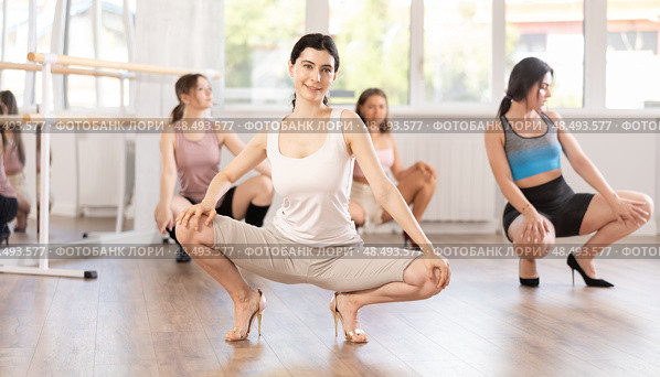 Slim brunette in heels practicing jazz-funk dance in studio. Стоковое фото, фотограф Яков Филимонов / Фотобанк Лори