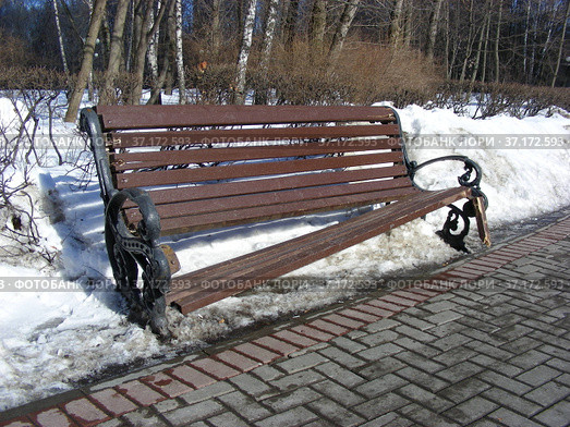 Сломанная скамейка в Петровском парке. Район Аэропорт. Город Москва (2013 год). Стоковое фото, фотограф lana1501 / Фотобанк Лори