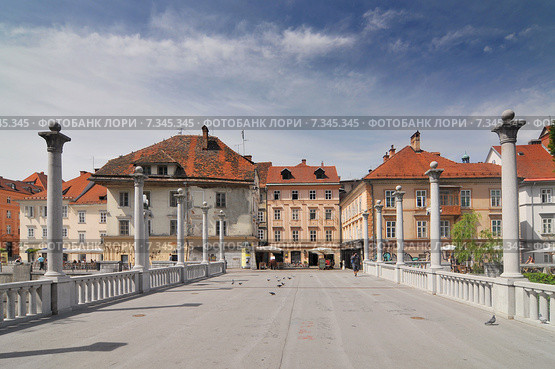 Slovenia, Ljubljana, The Cobblers' Bridge or the Shoemakers' Bridge is a bridge crossing the river Ljubljanica in Ljubljana, the capital of Slovenia. Стоковое фото, агентство BE&W Photo / Фотобанк Лори