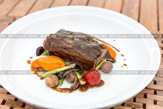 Slow cook roasted Rib with grilled vegetable. Стоковое фото, агентство Ingram Publishing / Фотобанк Лори
