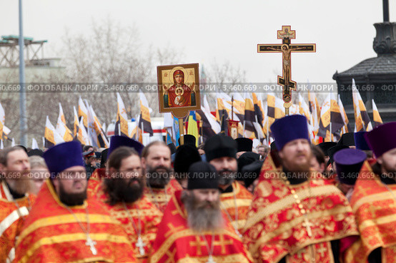 Служители церкви на Молебне в защиту веры и поруганных святынь в Храме Христа Спасителя, Москва, Россия (2012 год). Редакционное фото, фотограф Николай Винокуров / Фотобанк Лори