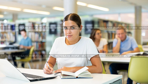 Smart female American student preparing for the exam. Стоковое фото, фотограф Яков Филимонов / Фотобанк Лори