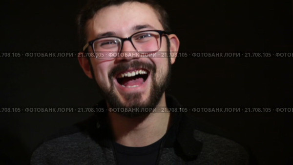 Смеющийся брюнет. Стоковое видео, видеограф Сергей Мнацаканов / Фотобанк Лори