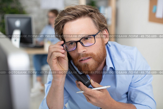 smiling businessman making a call. Стоковое фото, агентство Ingram Publishing / Фотобанк Лори