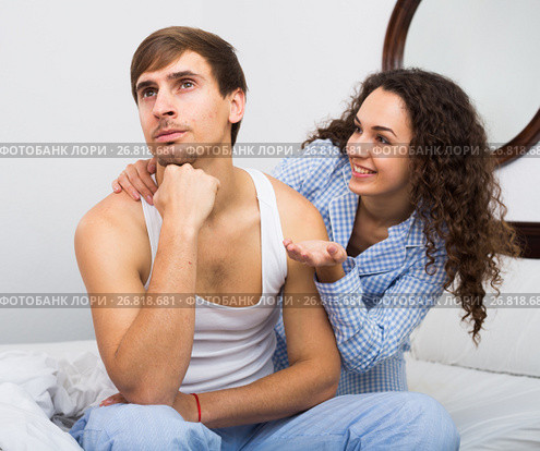 Smiling girl trying to comfort upset husband. Стоковое фото, фотограф Яков Филимонов / Фотобанк Лори