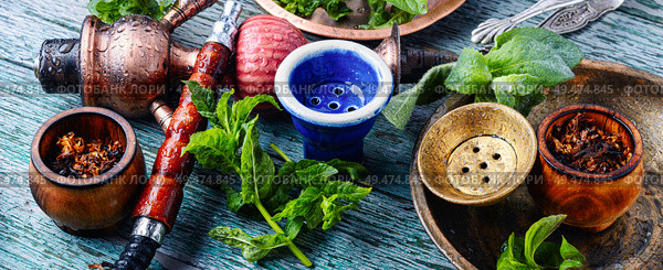 Smoking hookah with mint flavor.Shisha mint tobacco.Shisha hookah with spearmint. East hookah with spearmint. Стоковое фото, агентство Ingram Publishing / Фотобанк Лори