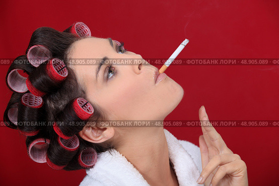 Smoking woman with her hair in rollers. Стоковое фото, агентство Ingram Publishing / Фотобанк Лори