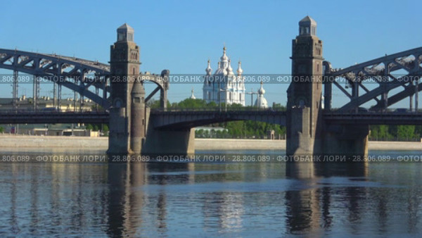 Смольный собор в створе Большеохтинского моста солнечным майским днем. Санкт-Петербург, Россия (2018 год). Стоковое видео, видеограф Виктор Карасев / Фотобанк Лори