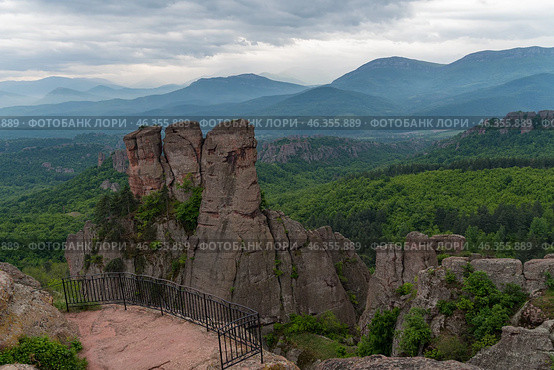 Смотровая площадка в крепости Калета (Kaleta). Вид на скалы Белоградчик (Belogradchik) ,природная достопримечательность, Болгария (2019 год). Стоковое фото, фотограф Дымов Игорь / Фотобанк Лори