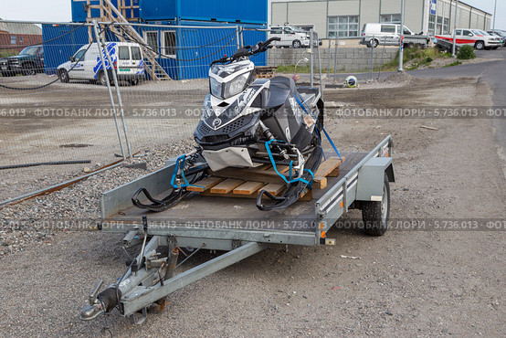 Снегоход на автомобильном прицепе (2013 год). Редакционное фото, фотограф Алексей Шматков / Фотобанк Лори
