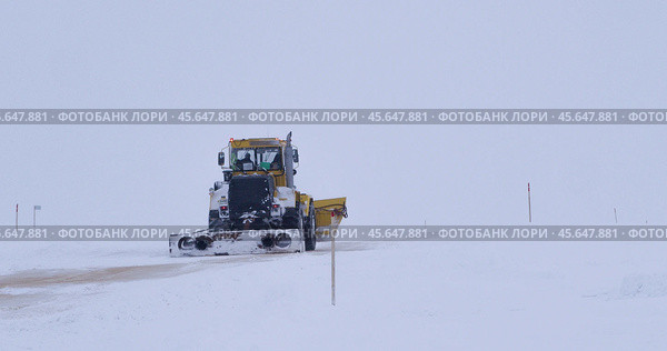 Снегоуборочная машина на заснеженной дороге. Редакционное фото, фотограф Рустам Солтукием / Фотобанк Лори