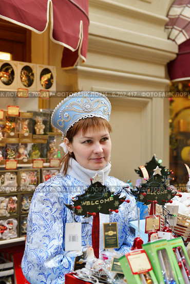 Снегурочка из ГУМа. Продавщица новогодних подарков (2014 год). Редакционное фото, фотограф Валерия Попова / Фотобанк Лори