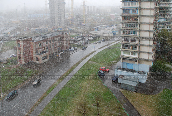 Снежная метель весной. Москва (2010 год). Редакционное фото, фотограф E. O. / Фотобанк Лори