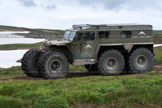 Snow swamp off-road and all-terrain vehicle Predator for transporting tourists (2019 год). Редакционное фото, фотограф А. А. Пирагис / Фотобанк Лори