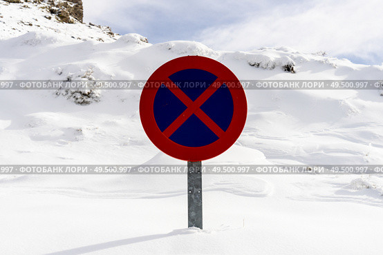 Snowed road sign no parking in ski resort of Sierra Nevada in winter.. Snowed road sign no parking in Sierra Nevada. Стоковое фото, агентство Ingram Publishing / Фотобанк Лори