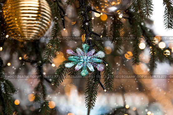 Snowflakes on the Christmas tree. Fairy-tale Christmas background. Concept of preparation and decoration for the New Year. New Year's card 2026. Стоковое фото, фотограф Photojuli / Фотобанк Лори