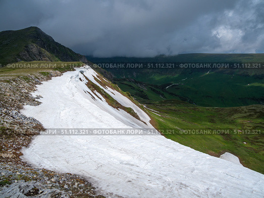 Snowy ledge. Natural landscape with mountains. Стоковое фото, фотограф Саблин Станислав / Фотобанк Лори