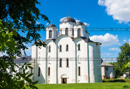 Собор Николая Чудотворца на Ярославовом дворище (Никольский собор). Летний солнечный день. Великий Новгород. Россия (2022 год). Редакционное фото, фотограф E. O. / Фотобанк Лори