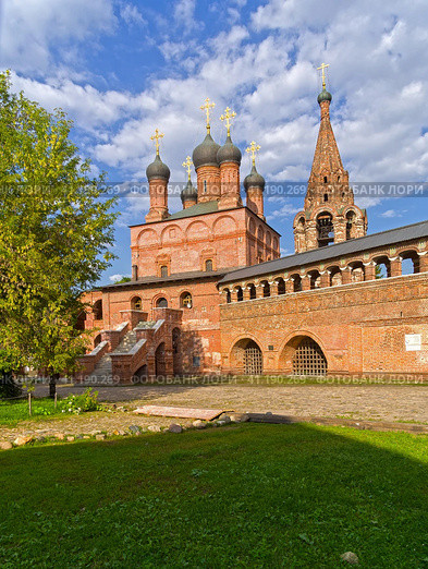 Собор Успения Пресвятой Богородицы на Крутицах. Крутицкое подворье, Москва. Солнечный день в августе. (2023 год). Стоковое фото, фотограф Сергей Рыбин / Фотобанк Лори