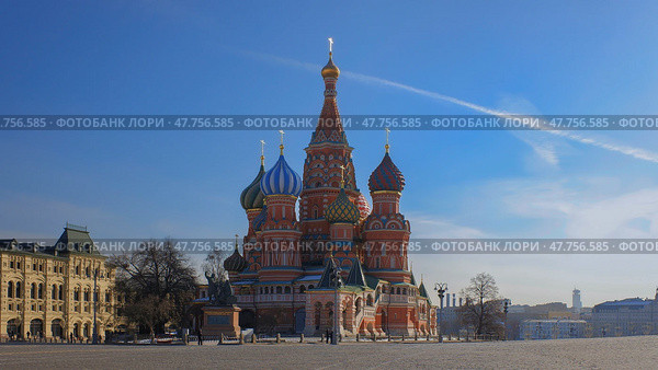 Собор Василия Блаженного на Васильевском спуске, Москва. Moscow - March 17, 2022. Panorama with St. Basil's Cathedral in Red square. Sunny spring view from Vasilyevsky spusk. Редакционное фото, фотограф Александр Кузнецов / Фотобанк Лори